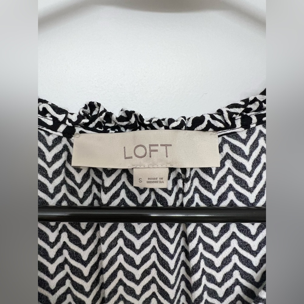 *SOLD* LOFT Chevron Ruffle Tie Shell - Picture 4 of 4